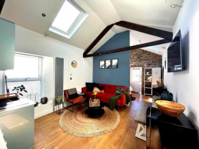 Heart of Falmouth - Comfortable & Stylish Studio Apartment | Town Centre | Parking | WiFi |